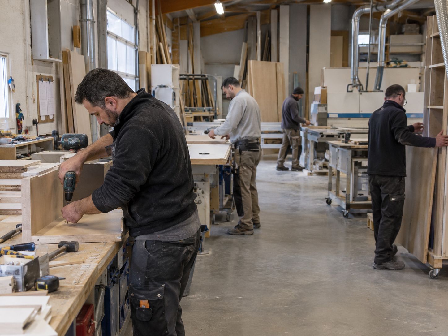 Équipe de menuisiers au travail dans un atelier.
