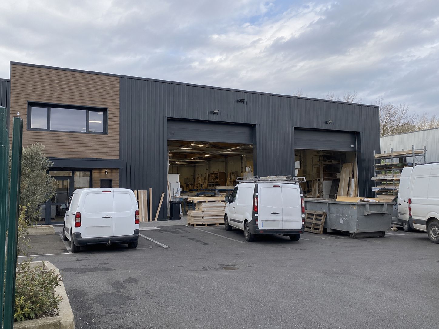 Bâtiment d'atelier et véhicules d'entreprise.