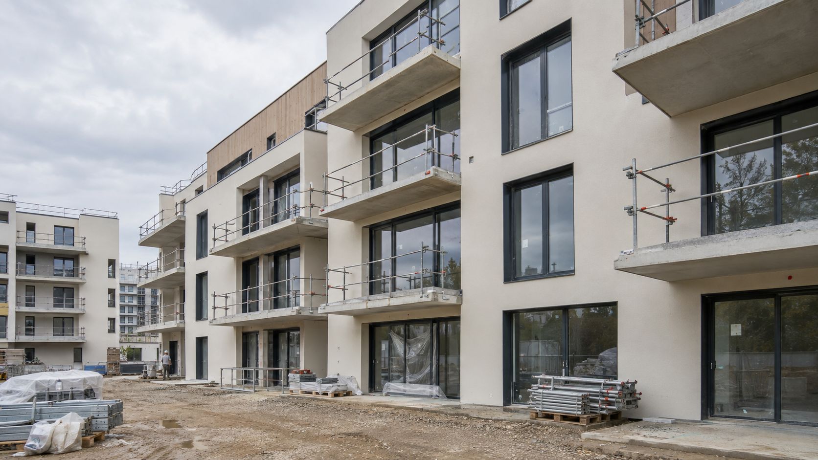 Immeuble collectif neuf en fin de chantier, baies et fenêtres aluminium anthracite posées sur les façades.