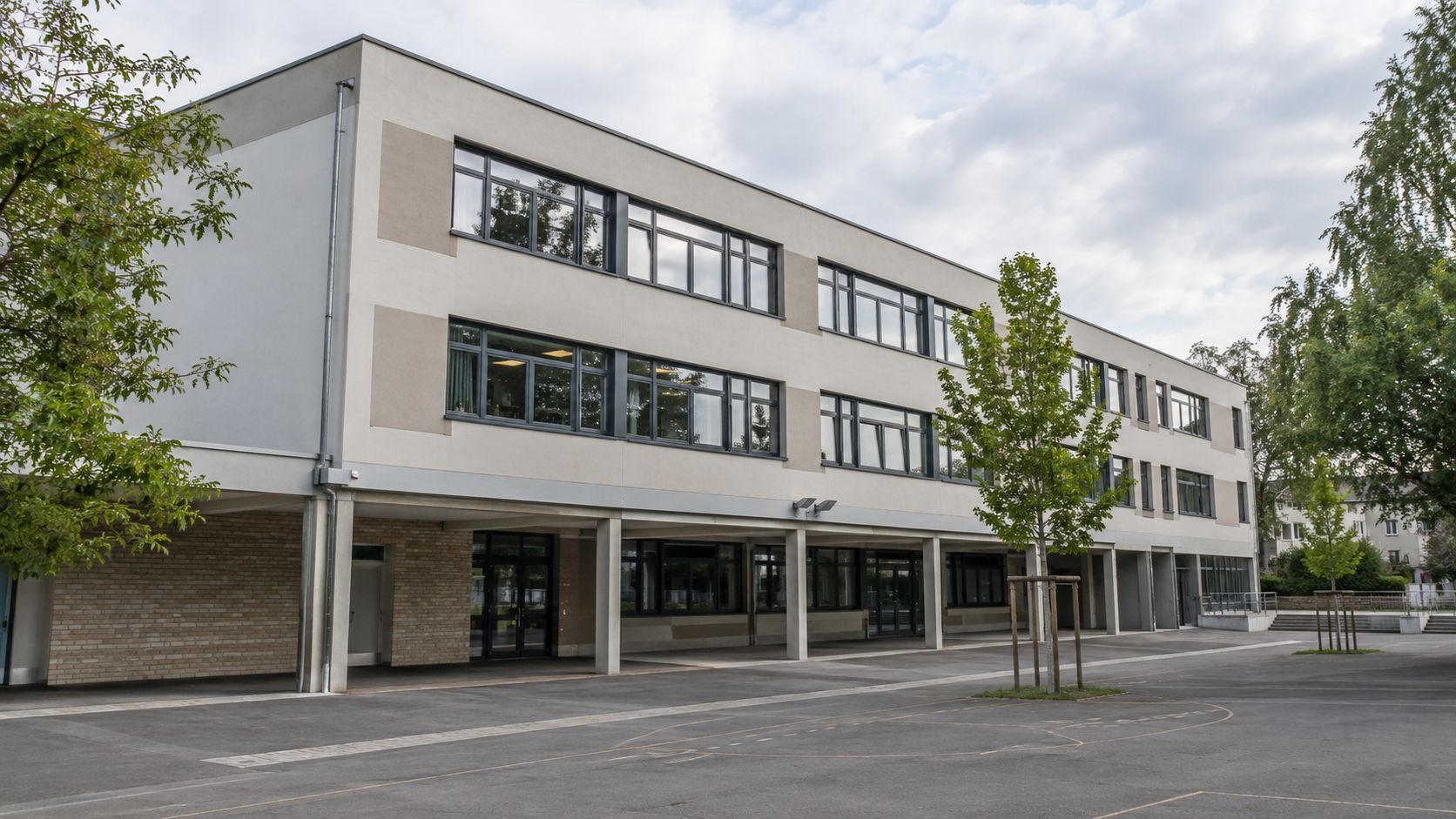Bâtiment scolaire après rénovation des menuiseries.